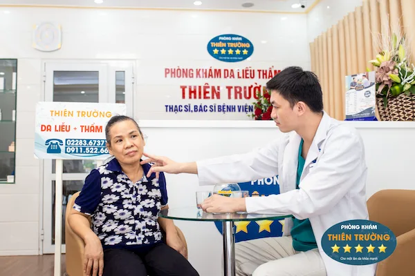 Hình ảnh: Thạc sĩ - Bác sĩ Nguyễn Văn Hoàn đang thăm khám cho bệnh nhân