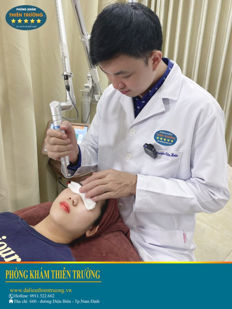 Hình ảnh : Bác sĩ đang sử dụng công nghệ Laser Picosure trong điều trị nám chân sâu