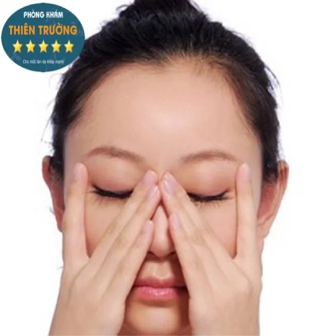 Hình ảnh: massage vùng da quanh mắt