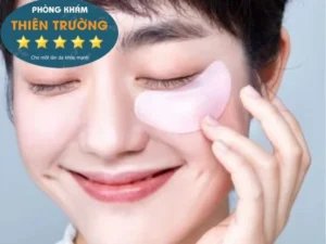 Hình ảnh: Đắp mặt nạ vùng da dưới mắt.