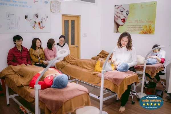 Hình ảnh: Bác sĩ Thái Kim Ngân đang thực hiện phun xăm