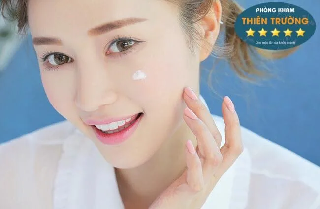 Hình ảnh: Thoa kem dưỡng chuyên biệt cho vùng mắt