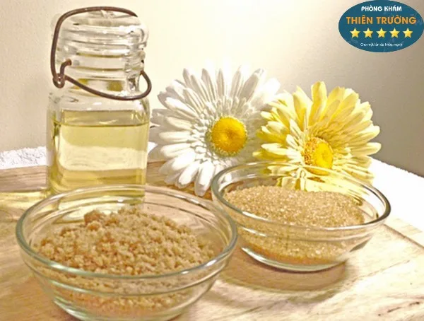 Hình ảnh: Tẩy da chết bằng đường nầu và dầu dừa