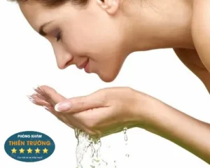 Hình ảnh: Rửa mặt nhẹ nhàng bằng nước muối sinh lý.