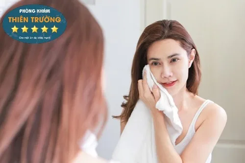 Hình ảnh: Không nên dùng khăn tắm để lau mặt