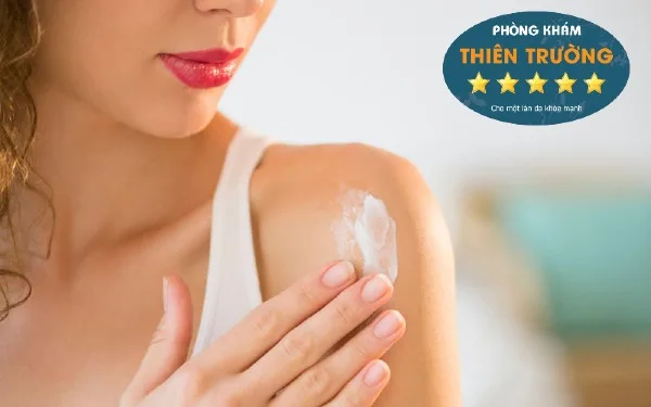 Hình ảnh: Bôi kem chống nắng khi ra ngoài