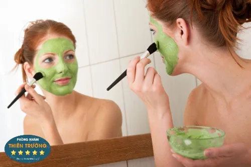 Hình ảnh: Đắp dưa leo giúp da sáng hơn