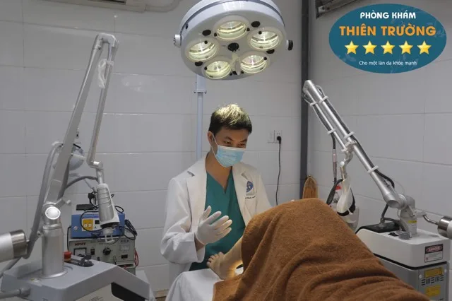 Hình ảnh: Thạc sỹ - Bác sỹ Nguyễn Văn Hoàn đang thăm khám và điều trị tại Phòng khám Da liễu Thẩm mỹ Thiên Trường.