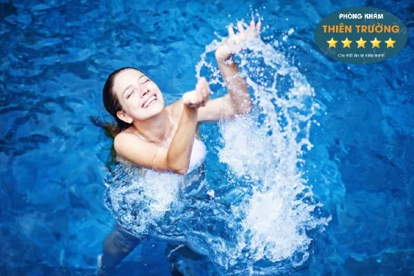 Hình ảnh: Nước ở hồ bơi tác dụng lên làn da