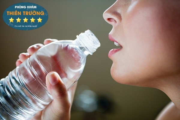Hình ảnh: Uống nước hằng ngày để cung cấp nước cho cơ thể