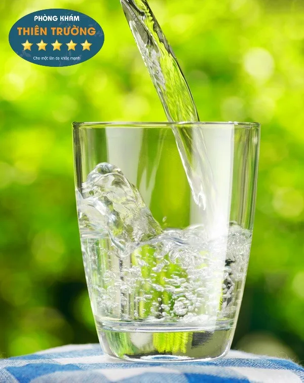 Hình ảnh: Uống nhiều nước cung cấp nước cho cơ thể