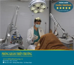 Hình ảnh: Thạc sỹ - Bác sỹ Nguyễn Văn Hoàn đang thăm khám và điều trị tại Phòng khám Da liễu Thẩm mỹ Thiên Trường.