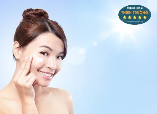 Hình ảnh: Bôi kem chống nắng trước khi ra ngoài 