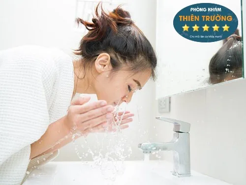 Hình ảnh: Làm sạch da trước khi ngủ để loại bỏ bụi bẩn trên da