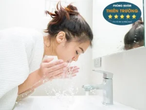 Hình ảnh: Rửa mặt sạch sẽ hàng ngày.