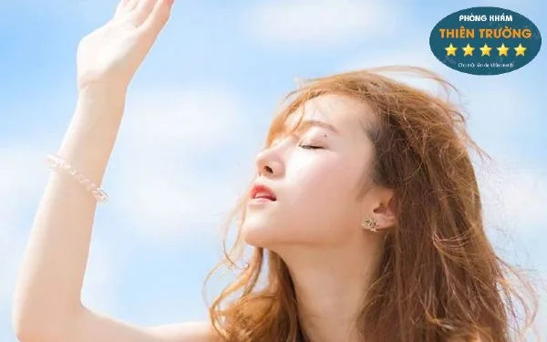 Hình ảnh: Thoa kem chống nắng trước khi ra ngoài