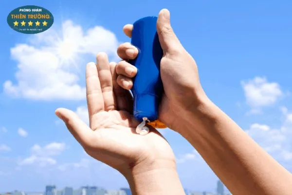 Hình ảnh: THoa kem chống nắng thường xuyên