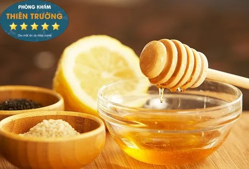 Hình ảnh: Đắp mặt nạ từ thiên nhiên mật ong và chanh