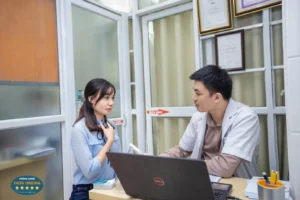 Hình ảnh: Thạc sĩ Bác sĩ Nguyễn Văn Hoàn đang thăm khám cho bệnh nhân