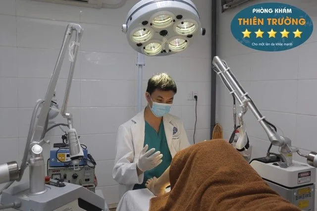Hình ảnh: Thạc sĩ-bác sĩ Nguyễn Văn Hoàn đang thăm khám cho bệnh nhân