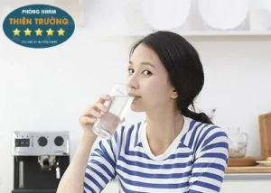 Hình ảnh: Nên uống đủ nước mỗi ngày