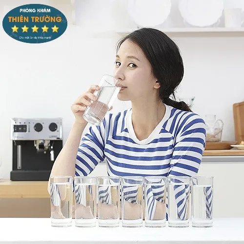 Hình ảnh: Nên uống đủ nước mỗi ngày