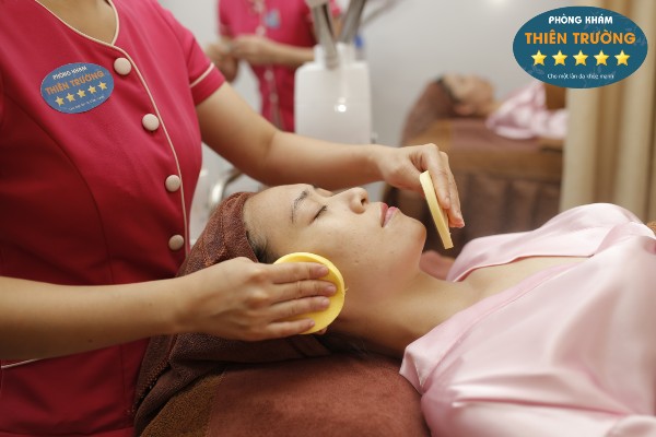 Hình ảnh: khách hàng được làm sạch da trước khi điều trị