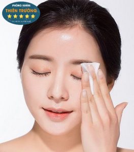 Hình ảnh: Nên sử dụng giấy thấm dầu giúp loại bỏ dầu thừa, trên da.