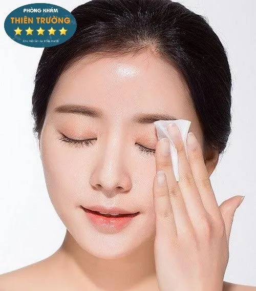 Hình ảnh: Tẩy trang giúp loại bỏ dầu thừa, bụi bẩn từ trong lỗ chân lông.