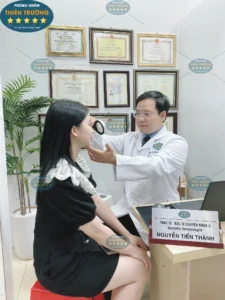 Hình ảnh: Thạc sĩ Bác sĩ Chuyên khoa II Nguyễn Tiến Thành đang thăm khám cho người bệnh.