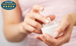 Hình ảnh: Sử dụng kem dưỡng ẩm cho làn da.