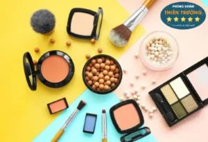Hình ảnh: Không nên lạm dụng mỹ phẩm trang điểm.