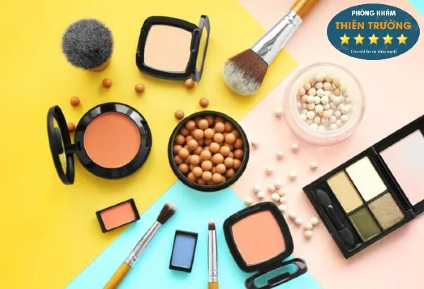 Hình ảnh: Không nên lạm dụng mỹ phẩm trang điểm.