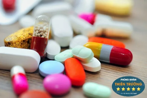 Hình ảnh: Nên sử dụng thuốc trong quá trình điều trị mụn và theo sự hướng dẫn của bác sĩ da liễu.