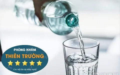 Hình ảnh: Hãy uống nước cũng là một cách giảm rụng tóc
