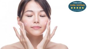 Hình ảnh: Sử dụng dưỡng ẩm.