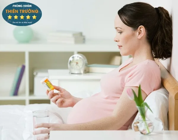 Hình ảnh: KHông nên tự dùng thuốc uống hay thuốc bôi trị mụn khi đang mang thai.