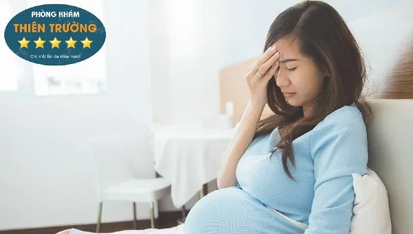 Hình ảnh: Hạn chế sờ tay lên mặt.