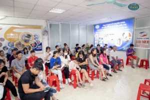 Hình ảnh: Khách hàng đang chờ tới lượt khám bệnh.