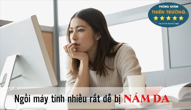 Hình ảnh: Tiếp xúc với máy tính nhiều cũng là nguyên nhân gây nám da.