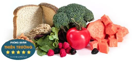 Hình ảnh: Nên có chế độ ăn nhiều rau xanh, hạn chế dầu mỡ cay nóng.