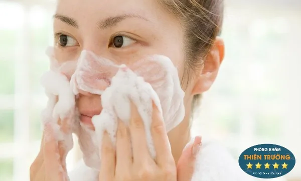 Hình ảnh: Rửa mặt bằng sữa rửa mặt phù hợp.