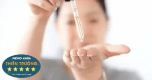 Hình ảnh: Sử dụng serum dưỡng ẩm cho da.