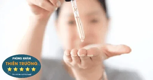 Hình ảnh: Sử dụng serum dưỡng ẩm cho da.