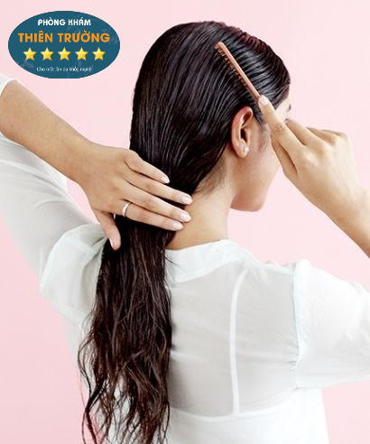 Hình ảnh: Không nên để tóc ướt khi ra ngoài