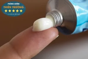 Hình ảnh: Nên sử dụng thuốc trong quá trình điều trị mụn và theo sự hướng dẫn của bác sĩ da liễu.