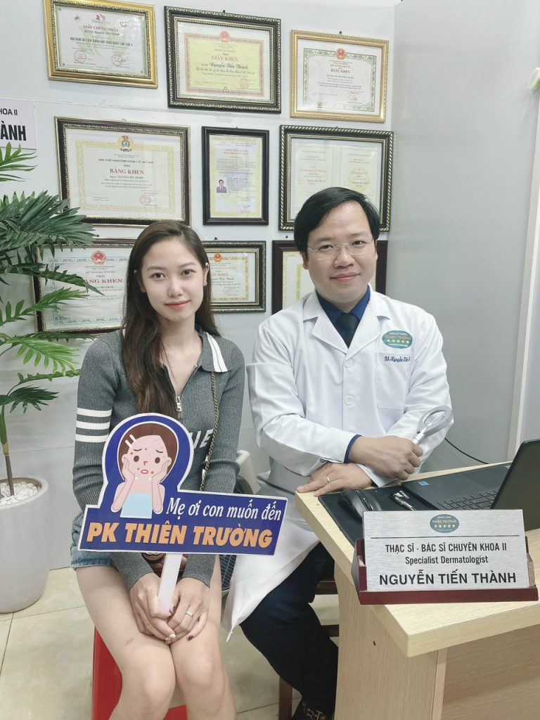 Hình ảnh : Thạc sĩ Bác sĩ Chuyên khoa II Nguyễn Tiến Thành đang thăm khám cho người bệnh