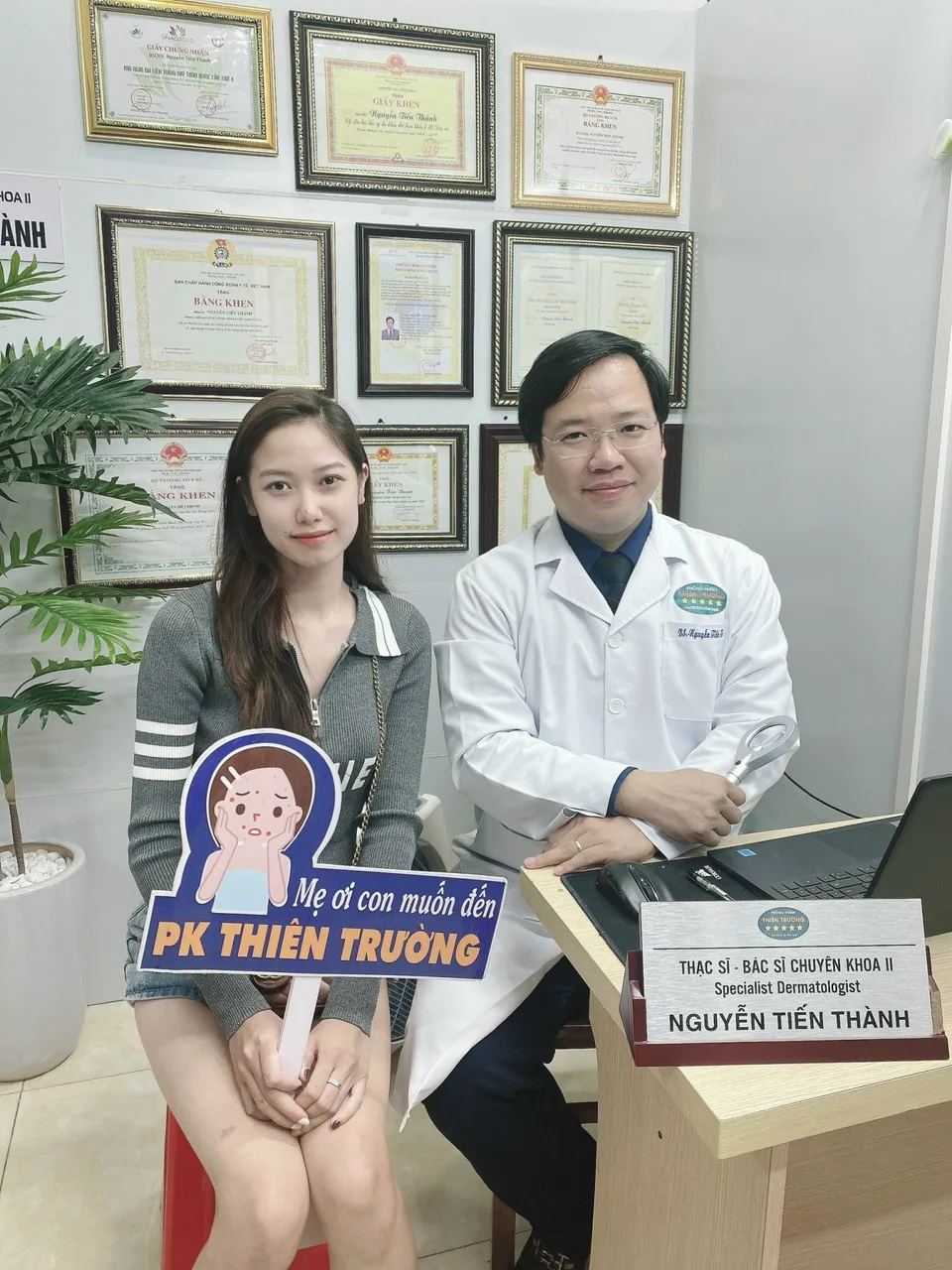 Hình ảnh : Thạc sĩ Bác sĩ Chuyên khoa II Nguyễn Tiến Thành đang thăm khám cho người bệnh