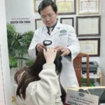 Hình ảnh : Bác sĩ đang khám bệnh.