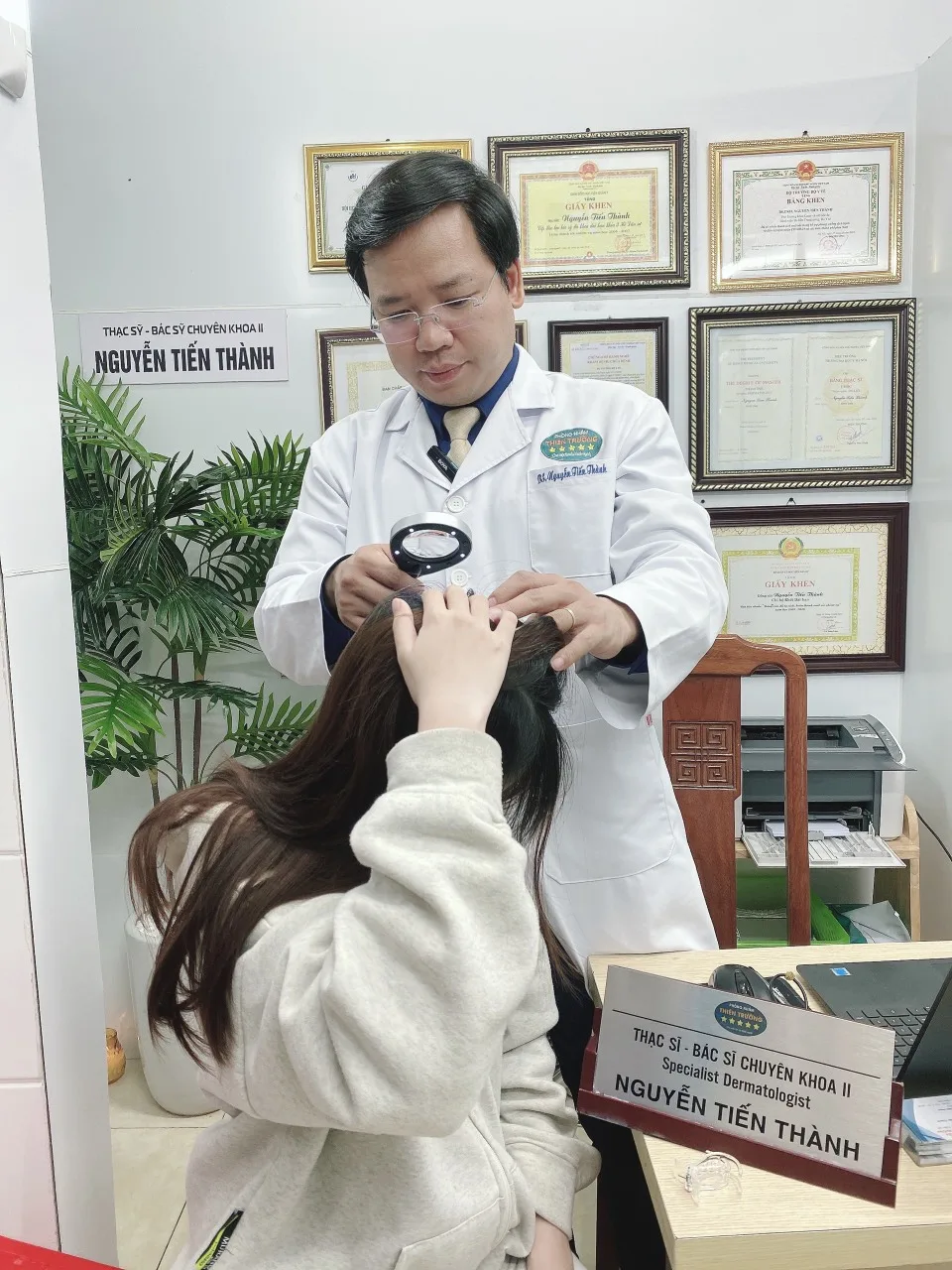 Hình ảnh : Bác sĩ đang khám bệnh.